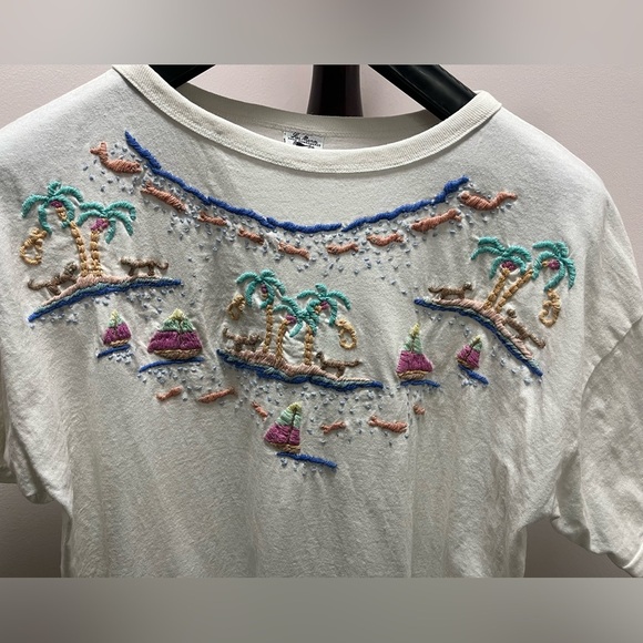 Hand embroidered vintage white  green blue pink t shirt - Picture 3 of 4